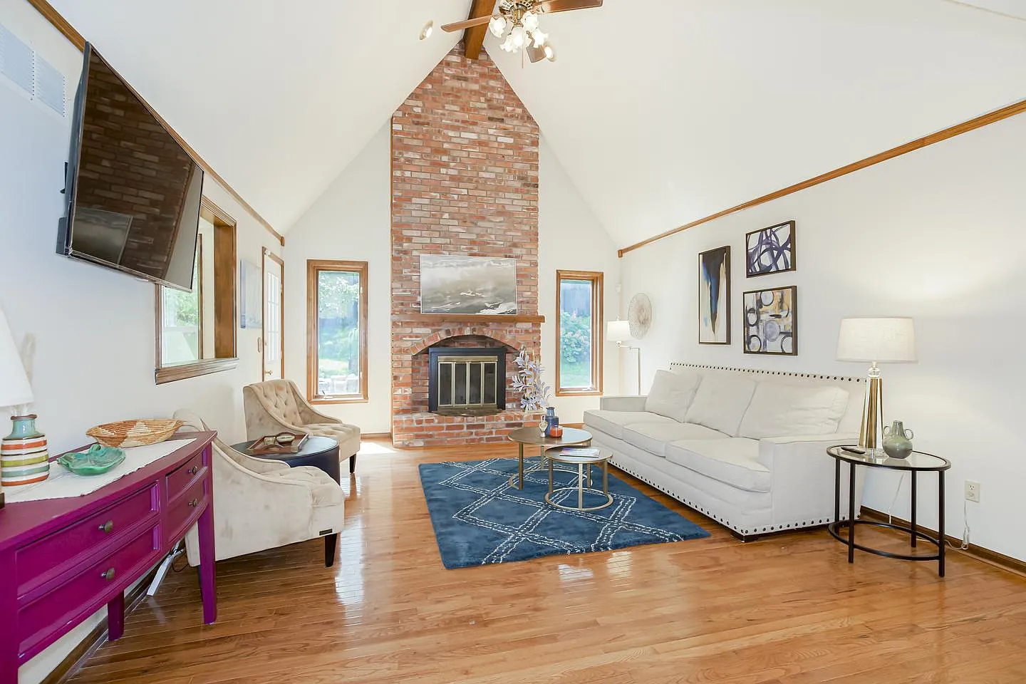 Welcoming North Kansas City Home in a Peaceful Neighborhood — Photo 3