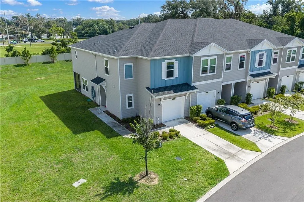 3 bed, 2.5 bath, 1828 sqft, $1,850 — Photo 2