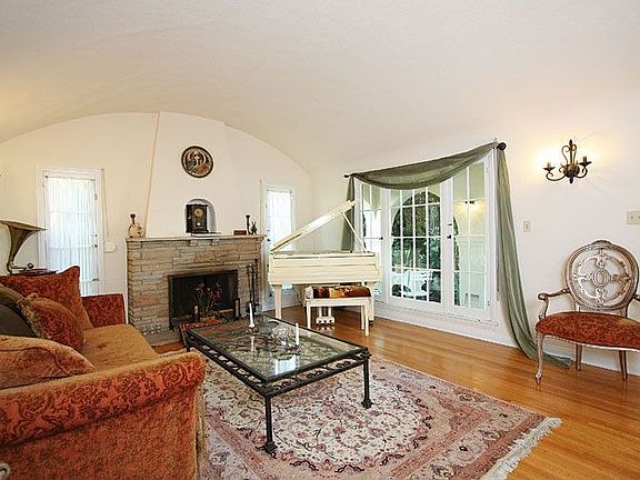 4th image of 1907 Kelton Ave