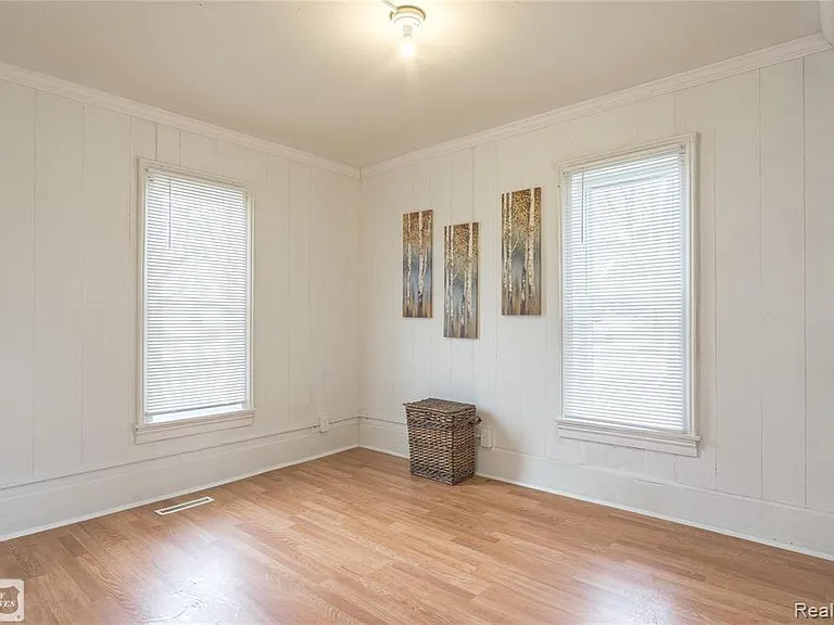 107 E Perry St — Photo 6