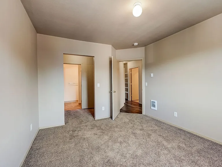 Gateway Village Apartments — Photo 51
