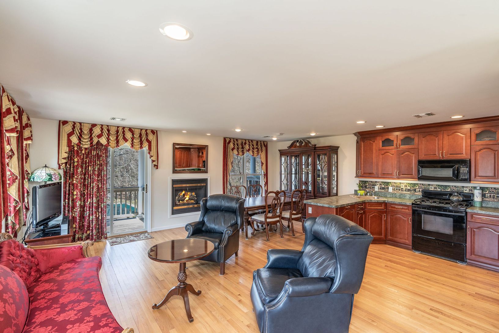  Living Room / Kitchen