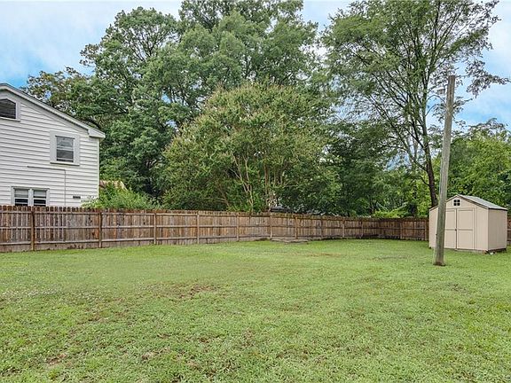 4th image of 401 Briarwood Cir