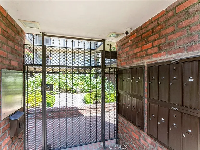 234 N Kenwood St — Photo 3