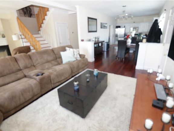 4th image of 143 Grovers Ave #143