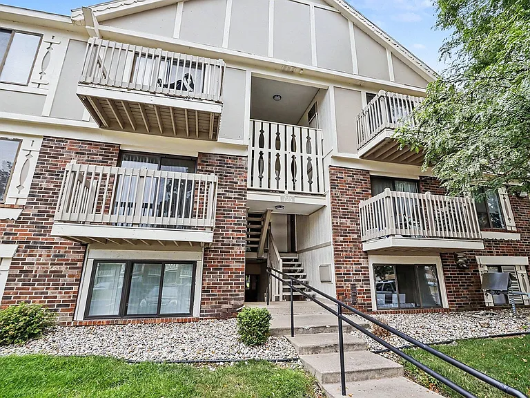 Fairlane Apartments — Photo 40