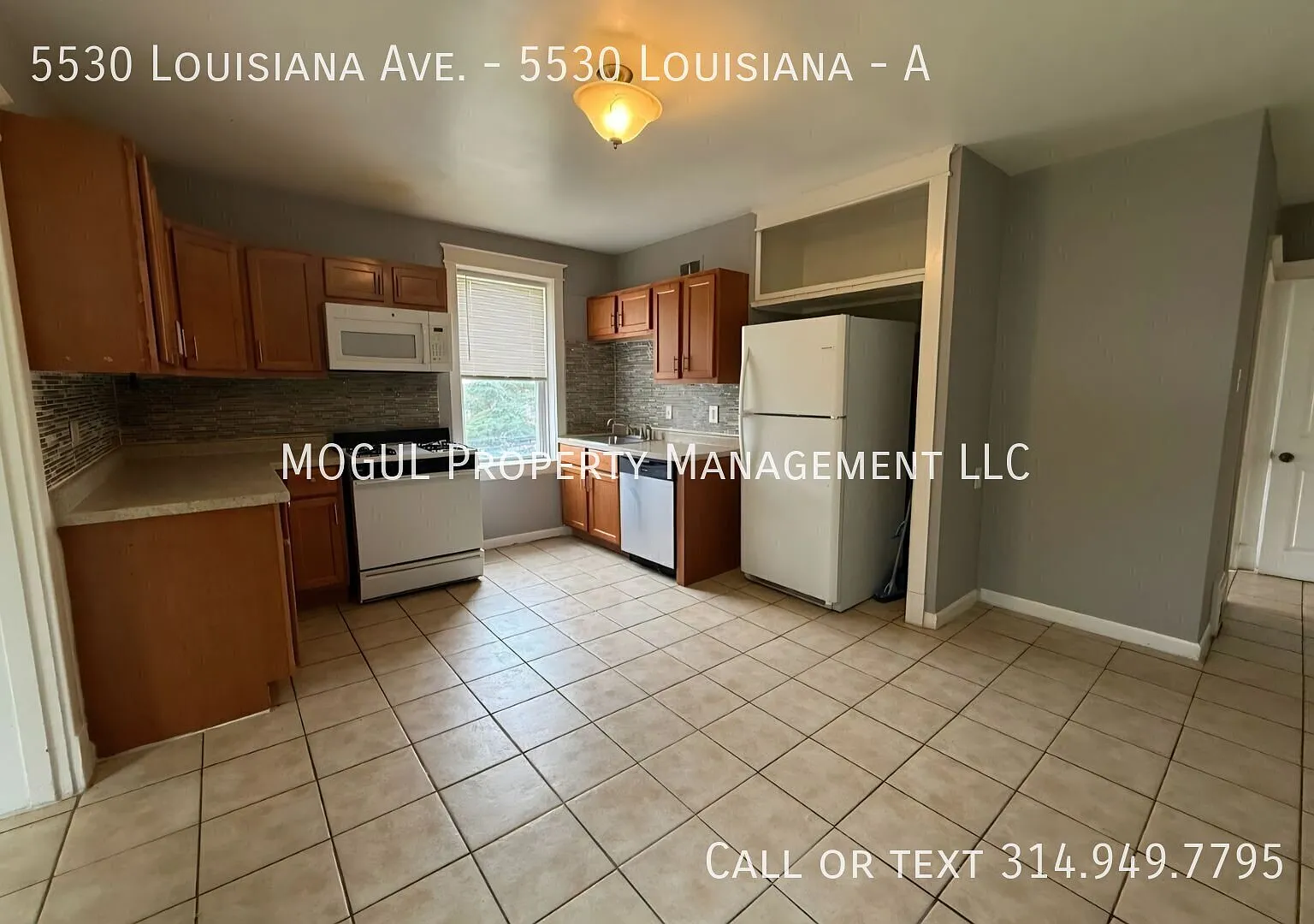 Sunny and spacious top floor apartment with parking! — Photo 1