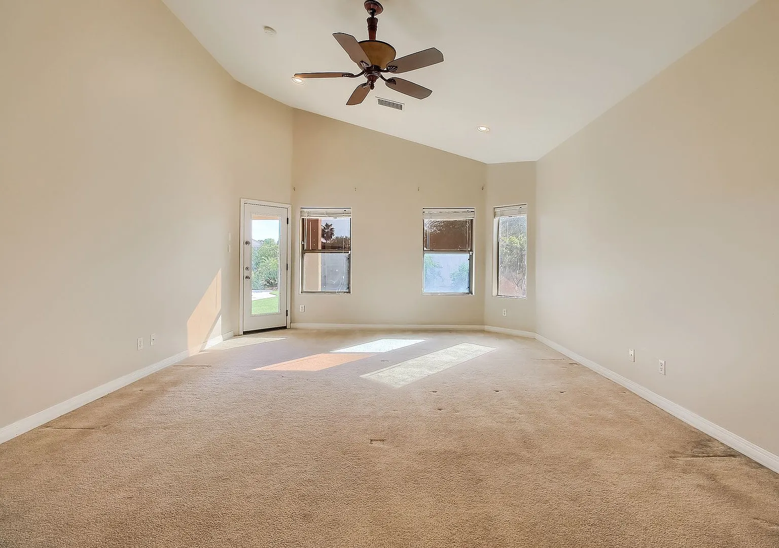 4 bedroom, 2.5 bath house with pool and putting green — Photo 3
