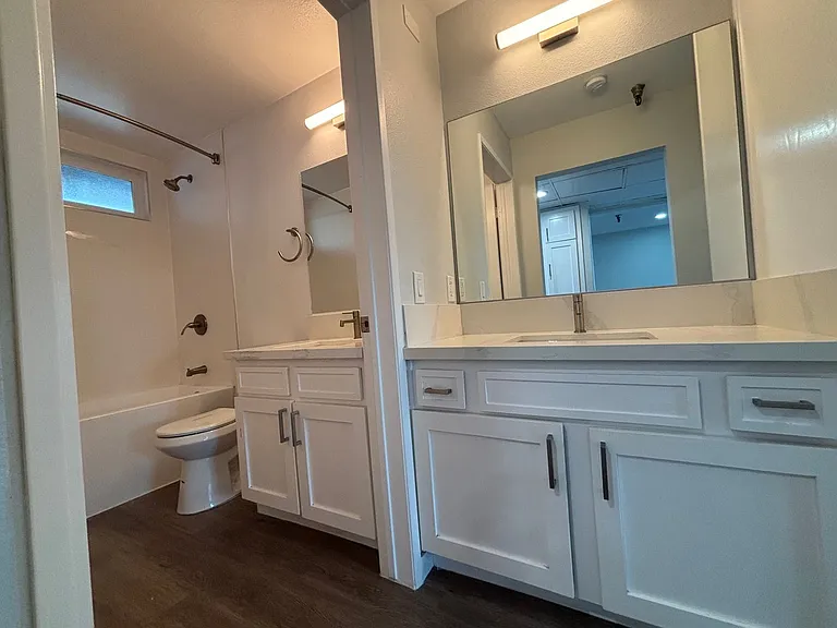 110 S Sweetzer Ave — Photo 59