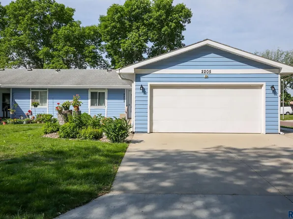 2205 E Sylvan Cir, Brandon, SD 57005