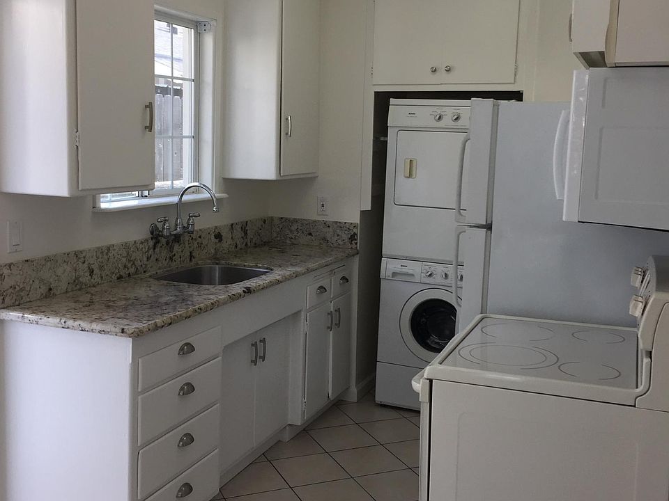 Kitchen: Granite counter top, garbage disposal, w/d, refrigerator, microwave.