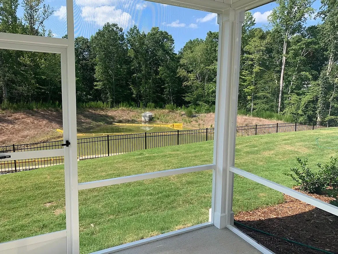 3 bed, 2.5 bath, 1924 sqft, $2,145 — Photo 4