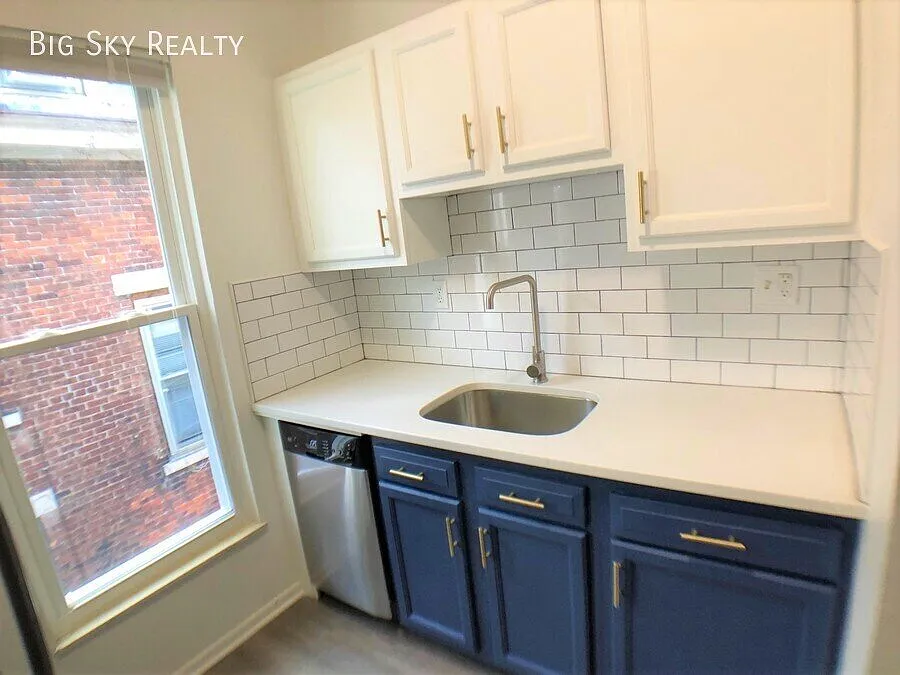 881 Oak Street — Photo 3