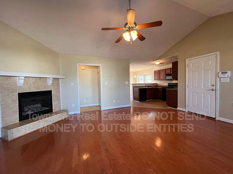 3 bed, 2.0 bath, 1250 sqft, $1,425 — Photo 3
