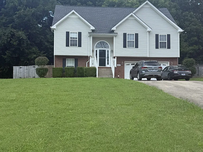 692 Winding Bluff Way — Photo 2