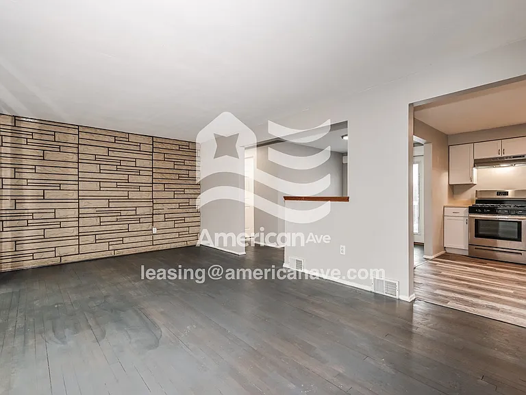 1372297_002_wm_-_living_room_13526749.jpg