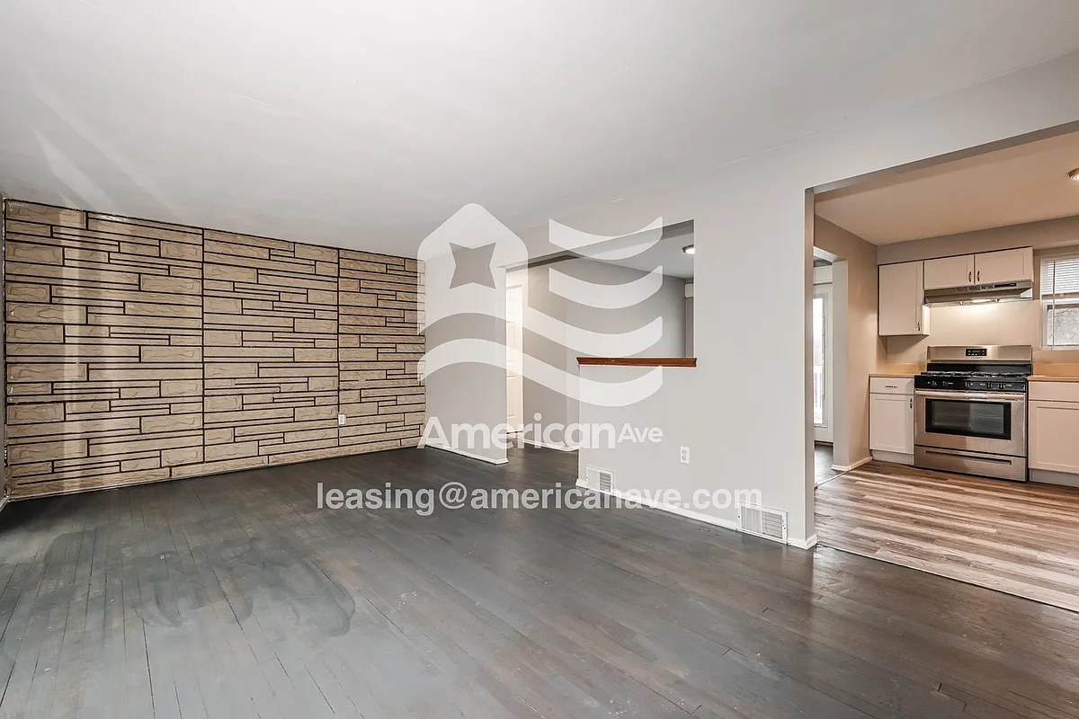 1372297_002_wm_-_living_room_13526749.jpg - 125 Scott Rd
