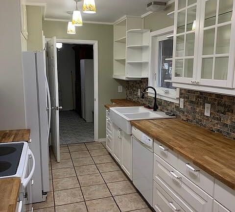 5th image of 527 Shoreline Dr E