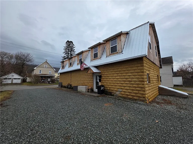 207 East Ave — Photo 2