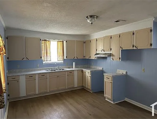 114 Henry St — Photo 2