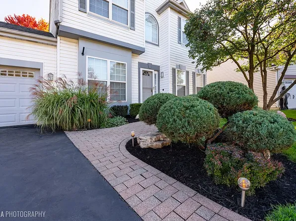 8 Joseph Ct, Lake In The Hills, IL 60156