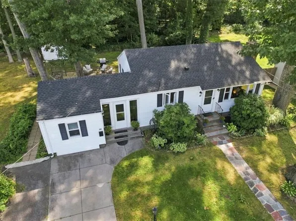14 Woodhill Dr, Cranston, RI 02920