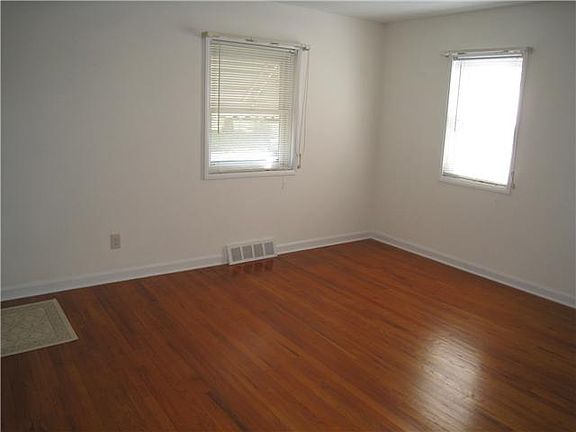 Living rm. (cont.) with updated windows