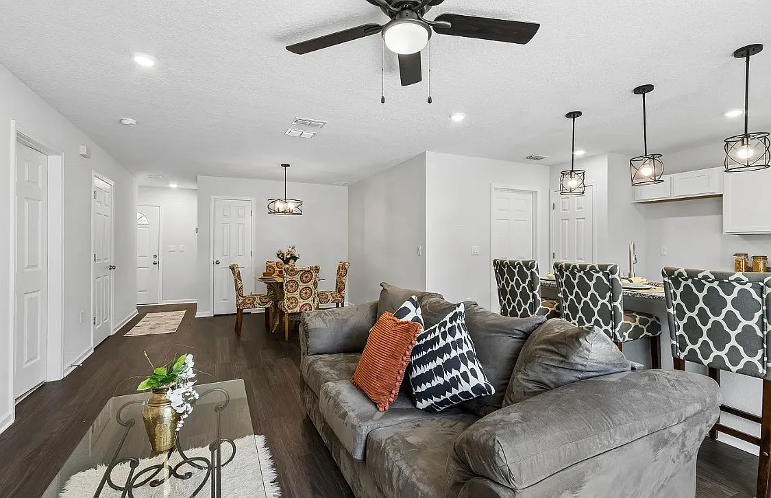 4 bed, $2,200 — Photo 2