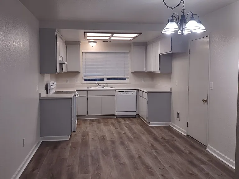 212 Ash St — Photo 3