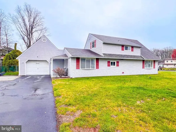 17 Roundabout Ln, Levittown, PA 19055