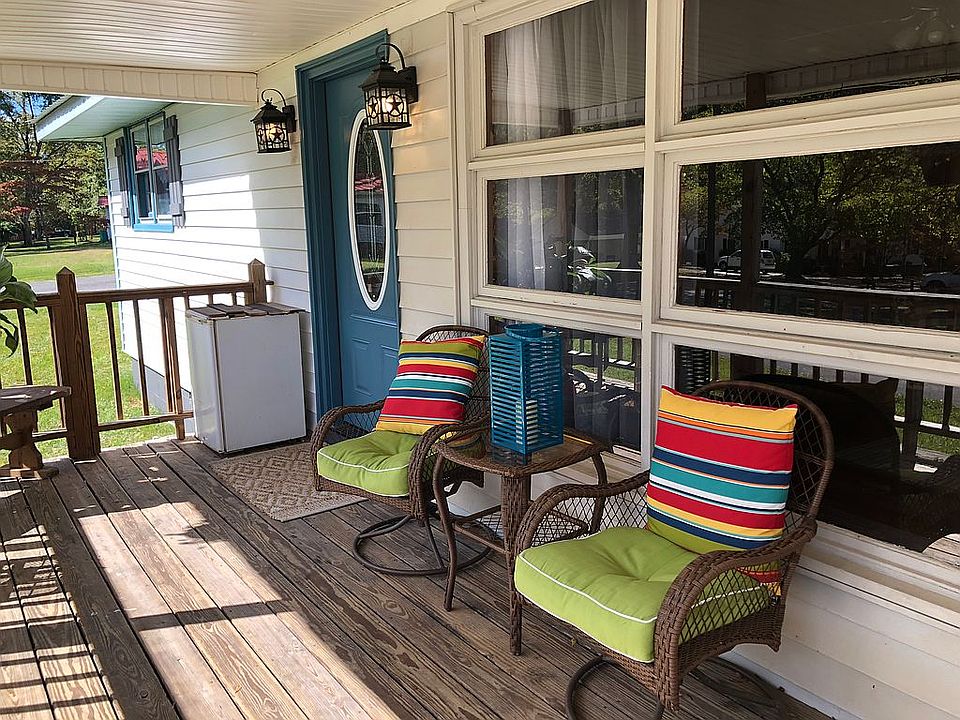 Large Front Porch!