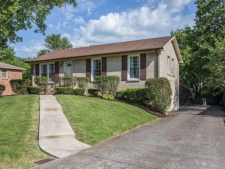 222 New Sawyer Brown Rd — Photo 1