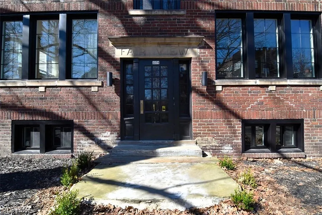2 bed, 1.0 bath, 942 sqft, $1,700 — Photo 2