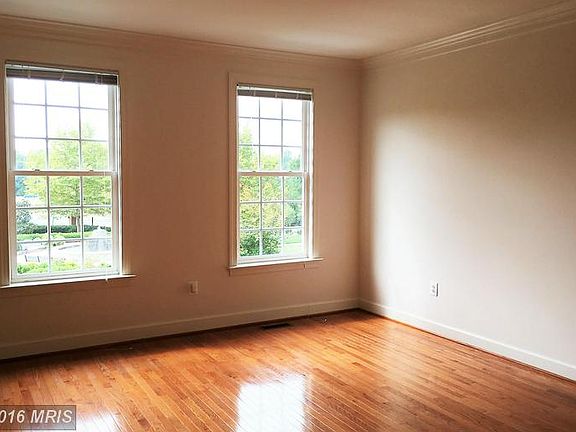 3rd image of 104 Monroe Mills Ln