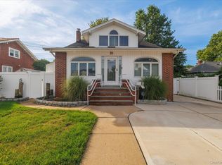 31 Alice St, Merrick, NY 11566