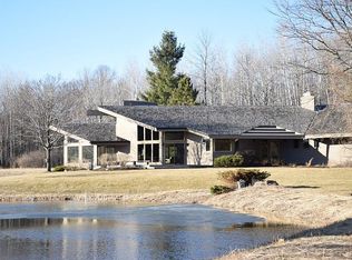 9500 W Hawthorne Rd, Mequon, WI 53097