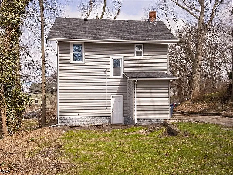 1184 Niagara Ave — Photo 2