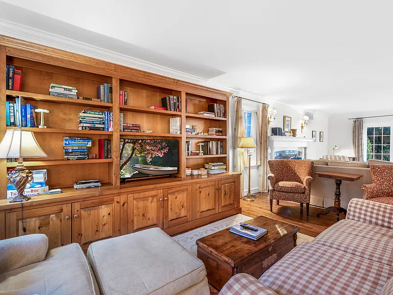 45 Quogue St — Photo 3