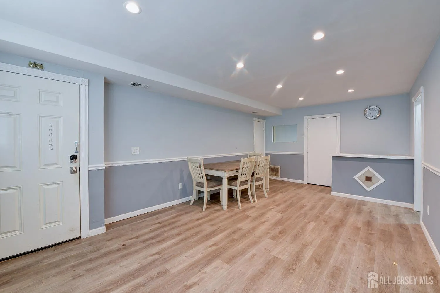 2 bed, 1.0 bath, 884 sqft, $2,000 — Photo 2
