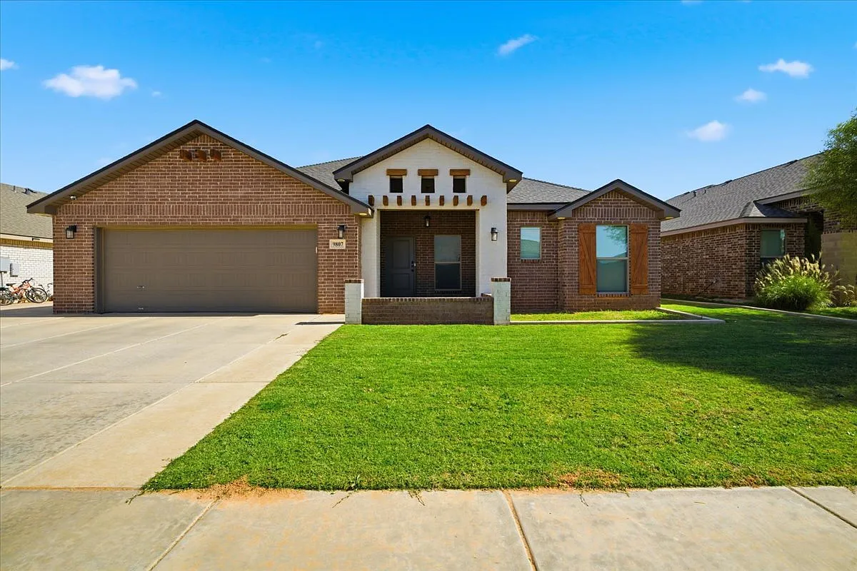 4 bed, 3.0 bath, 2660 sqft, $2,700 — Photo 1