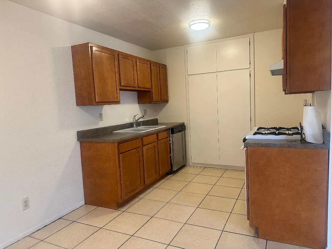 Building Photo - 3700 W Savanna St #C