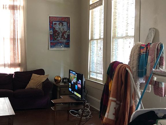 3rd image of 906 W 22nd St