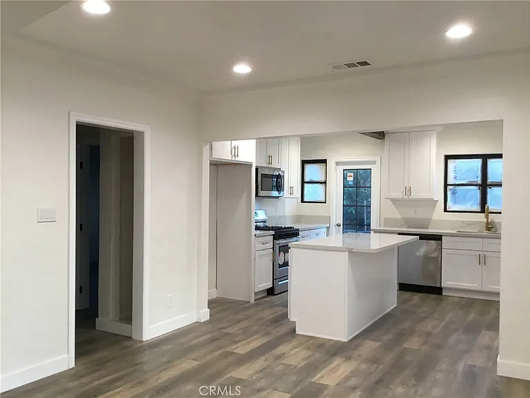 1574 N Orange Grove Ave — Photo 9