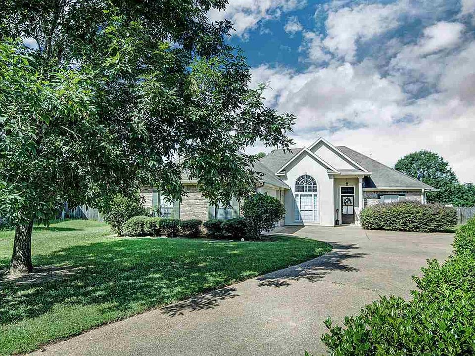 1st image of 106 Essex Ct