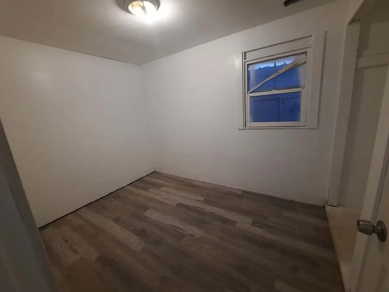 621 SW 3rd St #3 — Photo 4