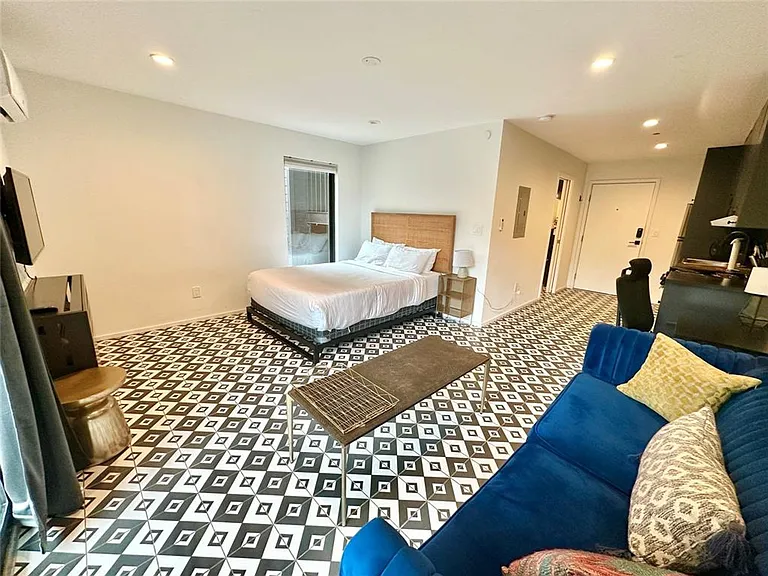 201 Academy Dr — Photo 1