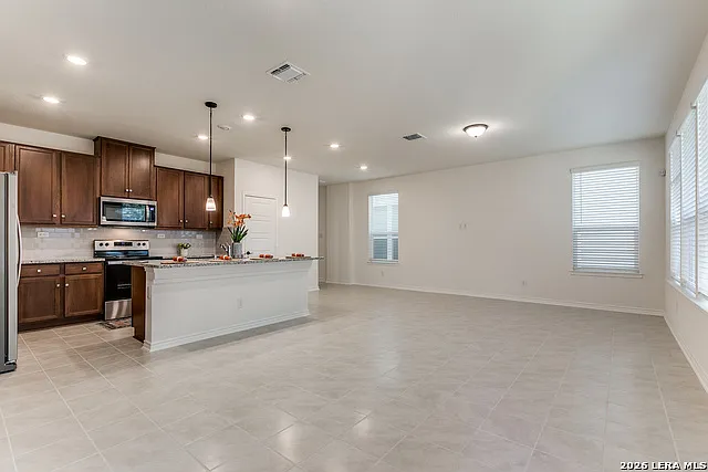 5 bed, 3.0 bath, 2315 sqft, $2,600 — Photo 4