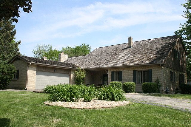 1st image of 2930 Twin Oaks Dr