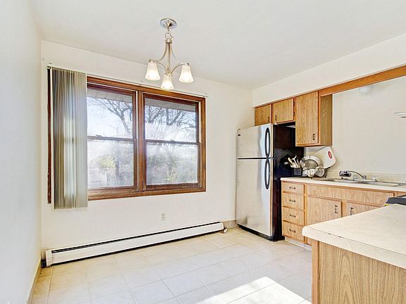 5th image of 130 S Clarendon St APT 2