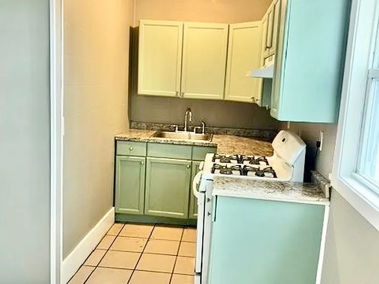 22-24 Lawn Ave #1R — Photo 4